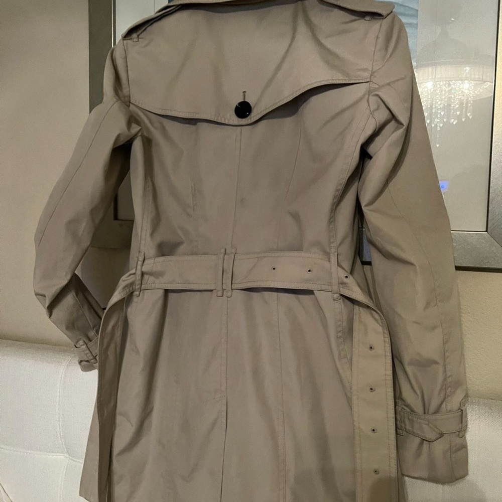 Burberry Beige Trench Coat with Classic Check Lining - Picture 3 of 11